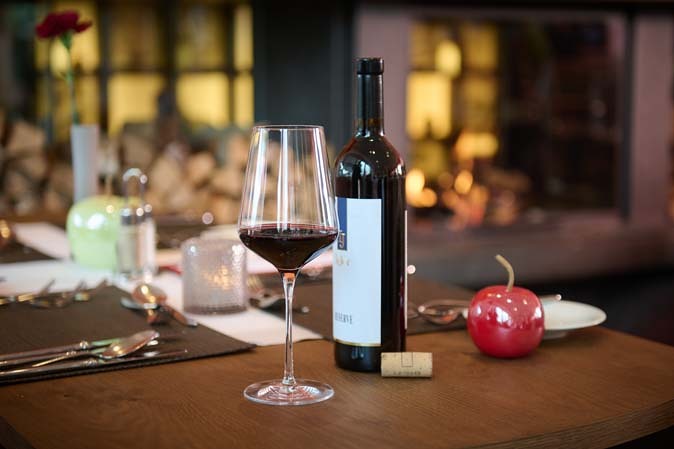 Vino rosso con bottiglia al Das Hotel Eden Seefeld