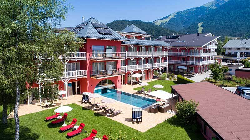 Außenansicht mit Pool im Das Hotel Eden Seefeld in TIrol