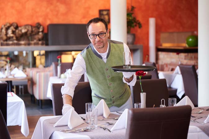 fleißige, professionelle Service Kraft im wunderschönen Wellnesshotel in der Region Seefeld, das Hotel Eden