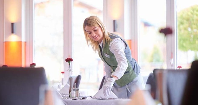 Service Mitarbieterin im Das Hotel Eden