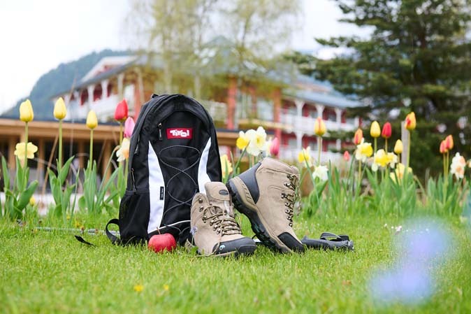 Wanderschuhe und Rucksack für den idealen Wanderurlaub im Das Hotel Eden Seefeld