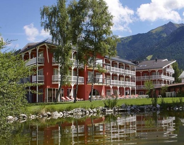 Blick auf das Hotel Eden Seefeld über den Teich 