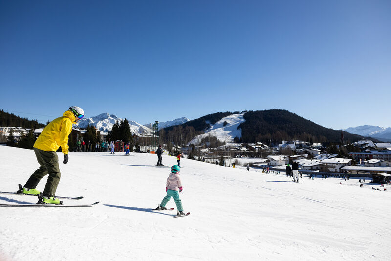 Familien-Skifahren in der Region Seefeld - Papa und Tochter am Geigenbühel