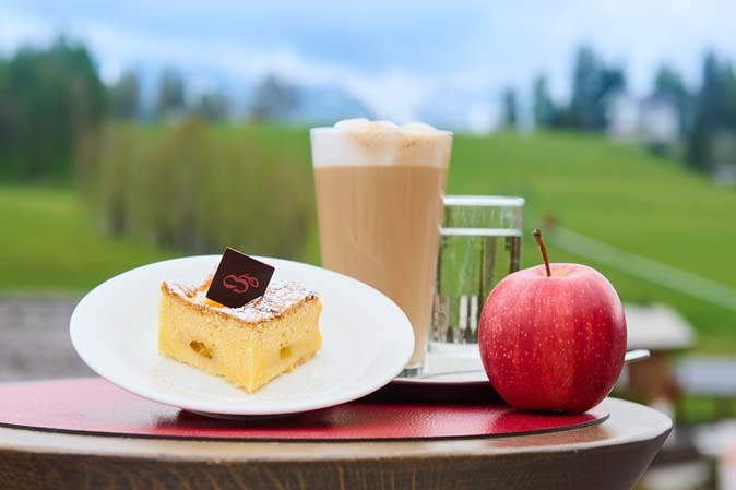 Kaffe, Apfel und Kuchen im Das Hotel Eden in Seefeld