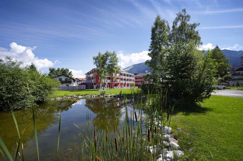 Blick vom Teich zum Hotel Eden Seefeld 