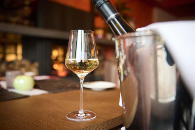una deliziosa degustazione di vino bianco al Das Hotel Eden nella regione di Seefeld