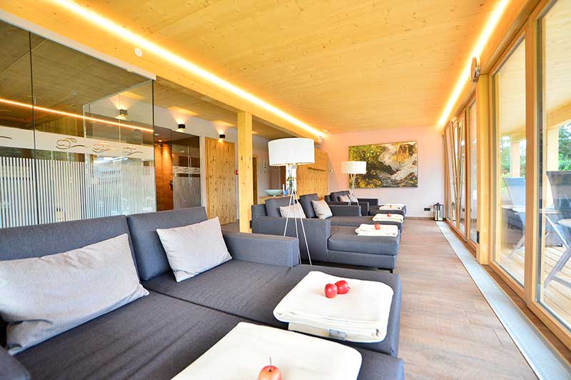 grande sauna panoramica splendidamente illuminata al Das Hotel Eden Seefeld