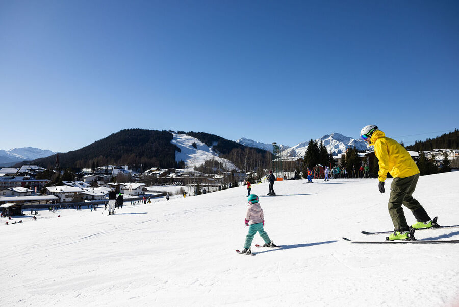 Sciare in famiglia nella regione di Seefeld - Papà e figlia sul Geigenbühel
