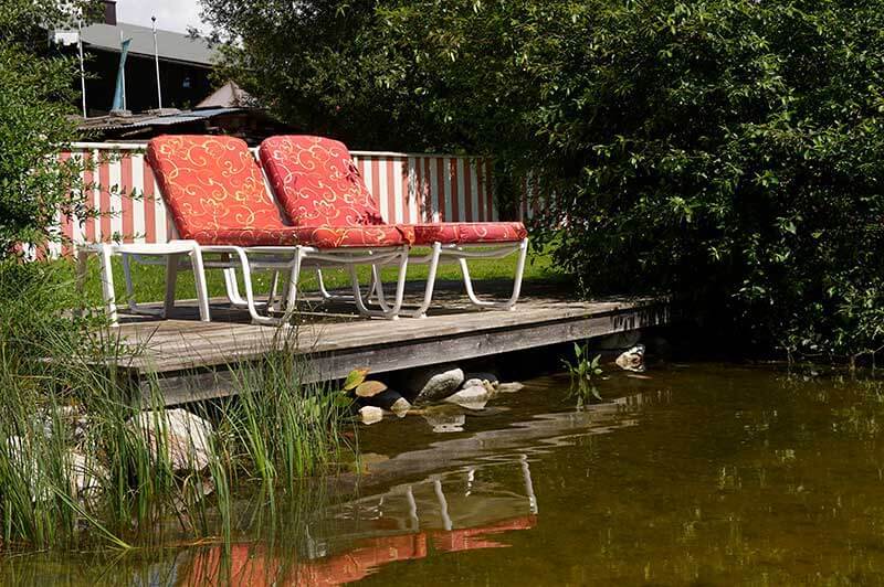 Ruhebereich rund um den Teich im Das Hotel Eden