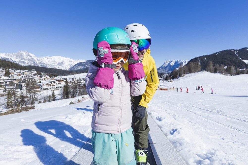 Sciare in famiglia nel comprensorio di Seefeld - papà e figlio sulla