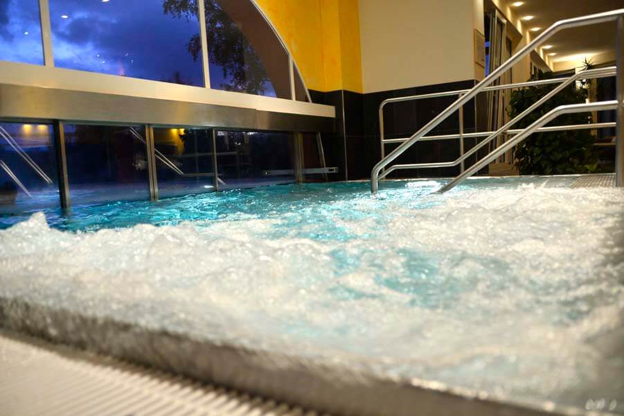 Heated indoor pool with massage jets at the Wellnesshotel Das Hotel Eden Seefeld