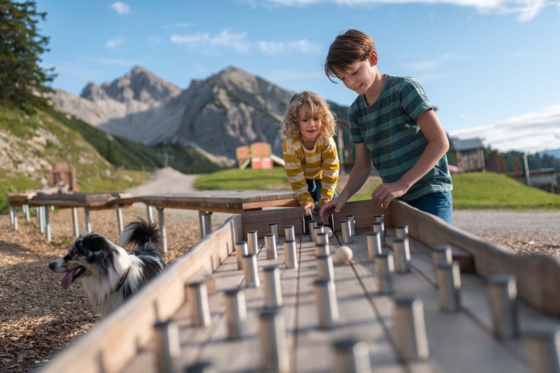 Kinder am Spielplatz