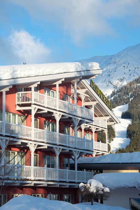 toller Ausblick auf die Zimmer von Außen im Das Hotel Eden in Seefeld 