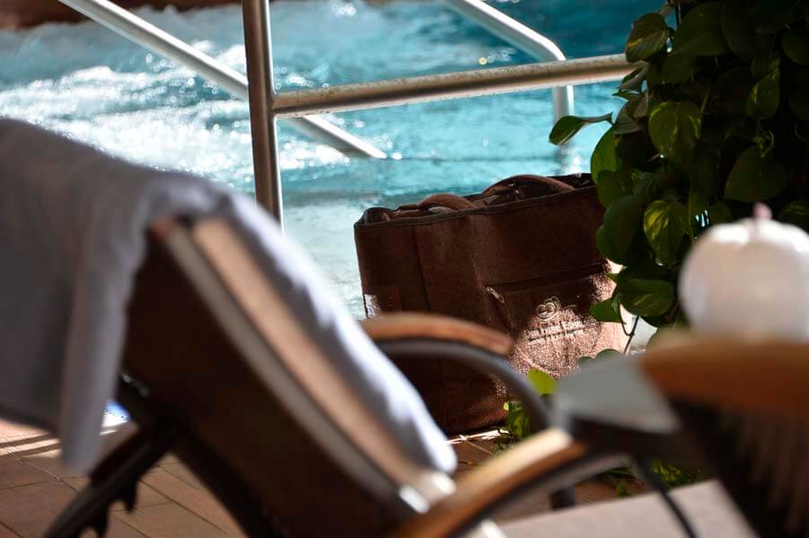 Liegen im Wellnessbereich mit Blick auf die Tiroler Berge - Das Hotel Eden Seefeld