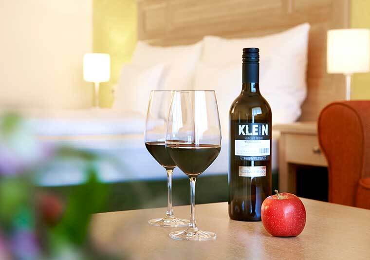 Wein in dem atemberaubenden Superior Zimmer im Das Hotel Eden Seefeld in Tirol