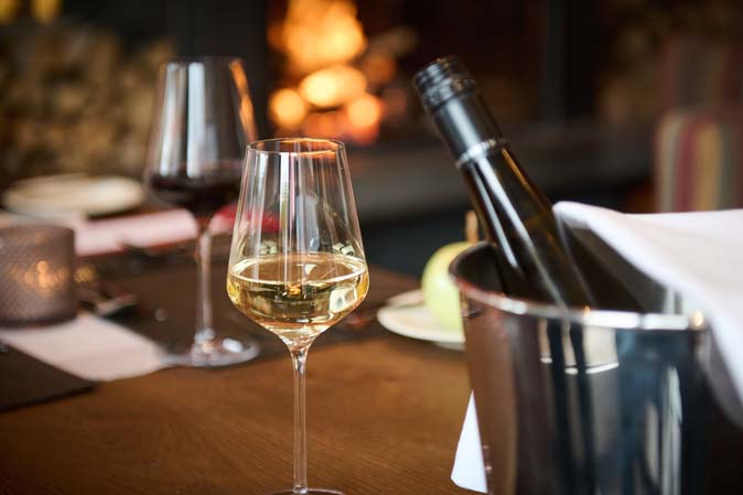 Vino bianco e rosso con il camino nell'hotel Das Hotel Eden Seefeld, in Tirolo, dove si respira aria di benessere