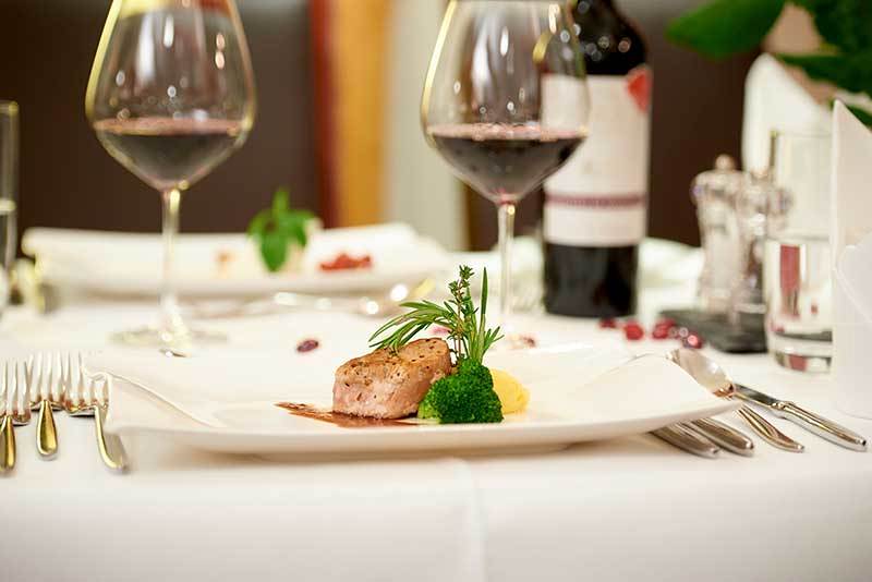 Abendessen mit Wein im Das Hotel Eden Seefeld 