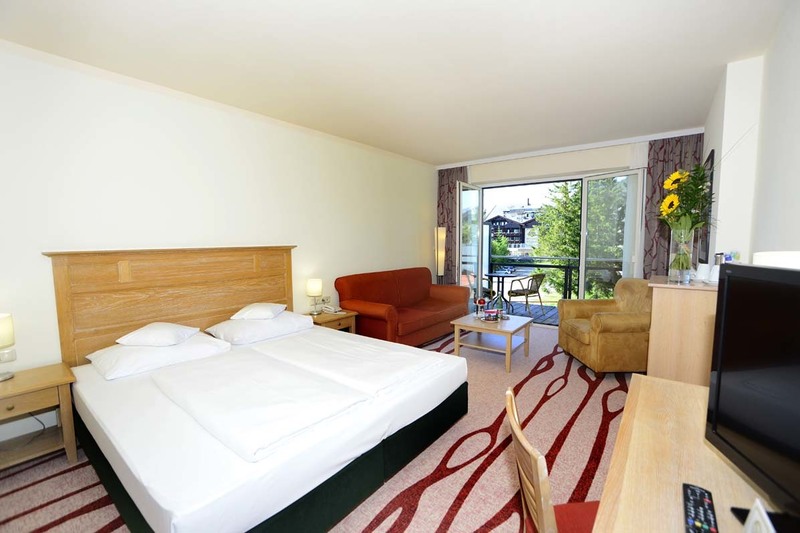 Doppelzimmer mit Balkon und Bergblick im Das Hotel Eden Seefeld