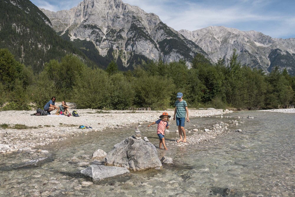 Famiglia in riva al torrente - Leutasch (2)