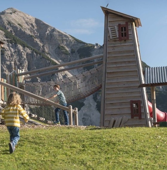 2 Kinder spielen am Spielplatz 