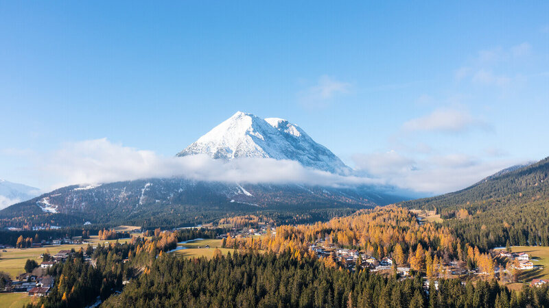 Herbst in Leutasch - Luftaufnahme mit der Hohen Munde und goldenen Baeumen