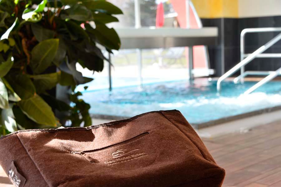 una calda piscina coperta per momenti tranquilli e rilassanti al Das Hotel Eden