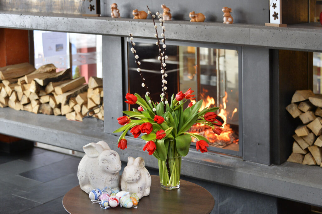 adams-bistro-osterbild-hasen-kamin-quer