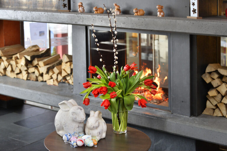 adams-bistro-osterbild-hasen-kamin-quer