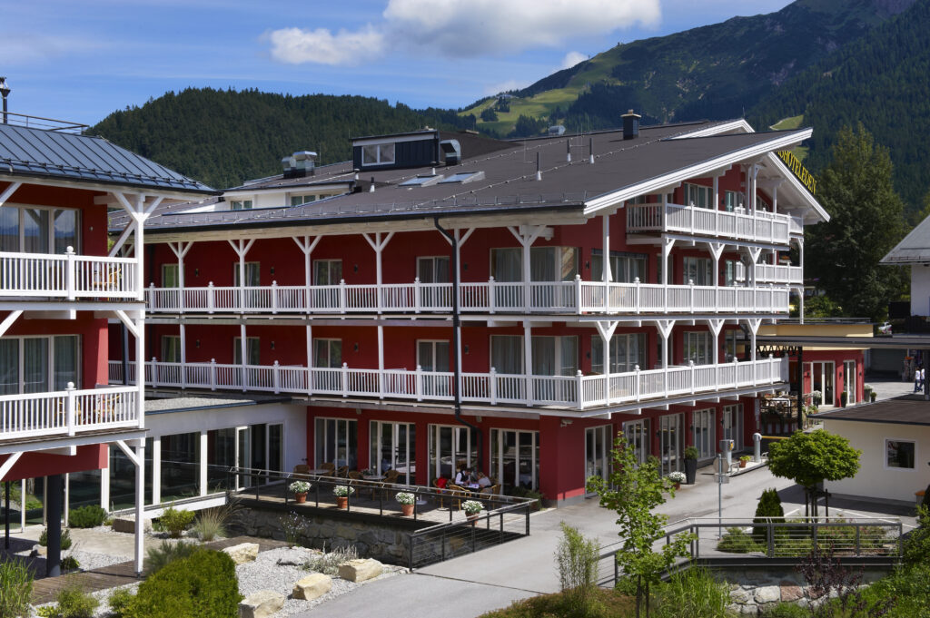 aussen-blickaufrosshuette-dashoteleden