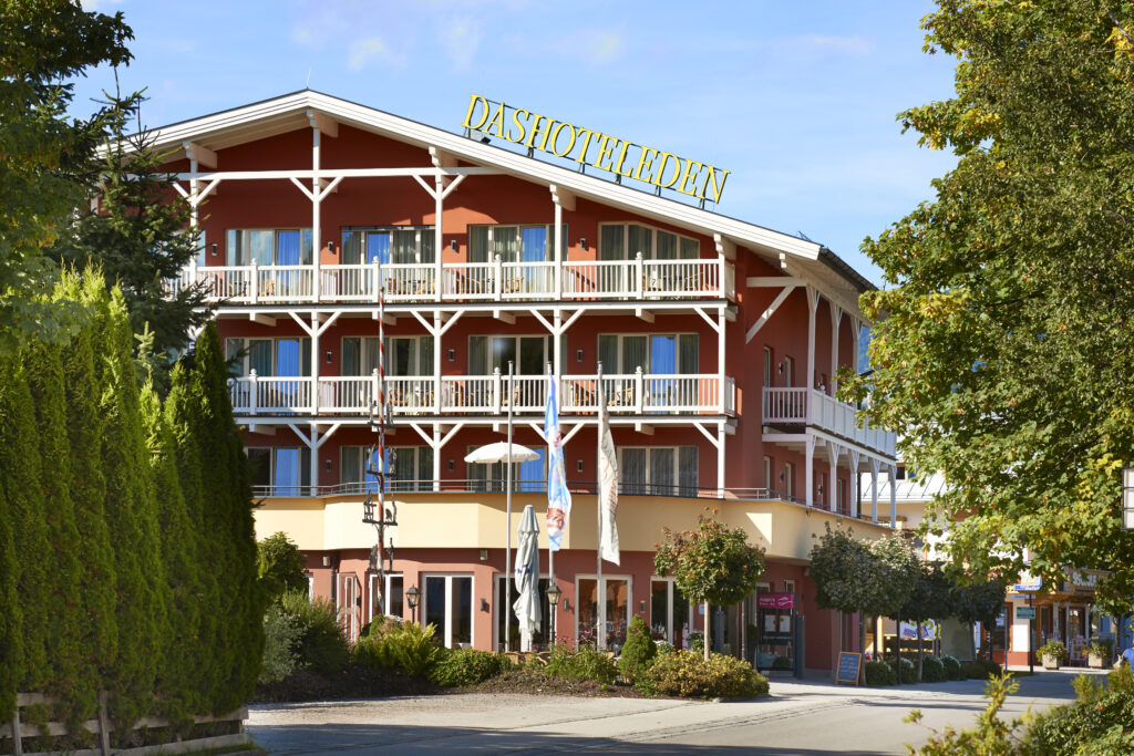 exterior-shot-street-side-dashotelden