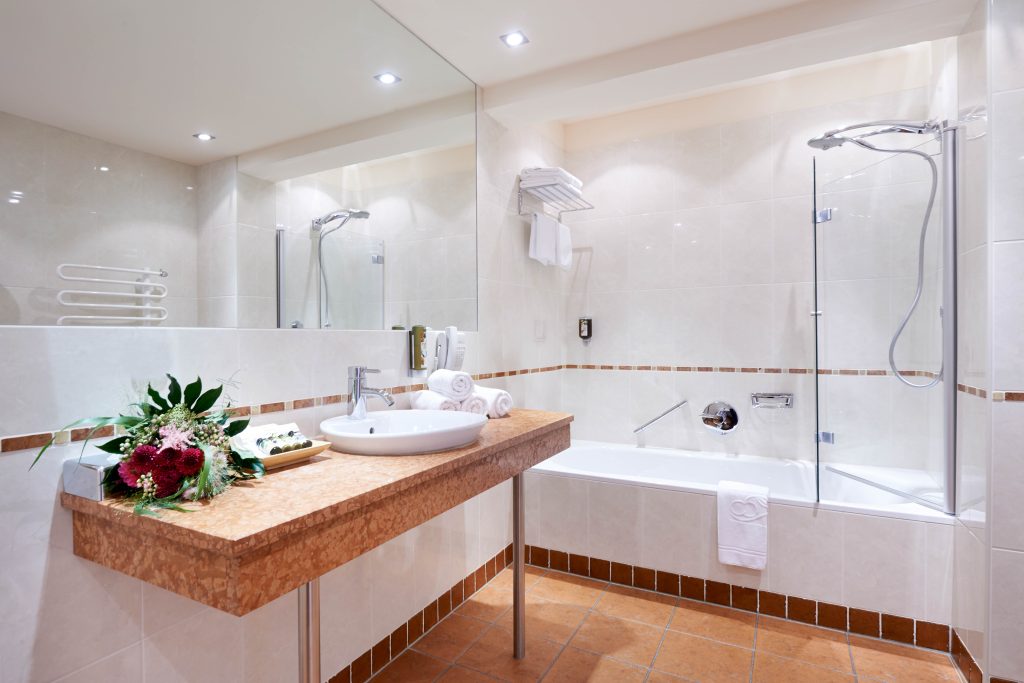 badezimmer-doppelzimmer-badewanne-dashoteleden